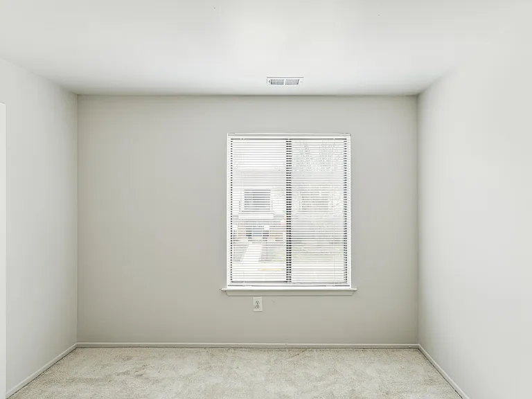 Pointe West Apartments — Photo 28