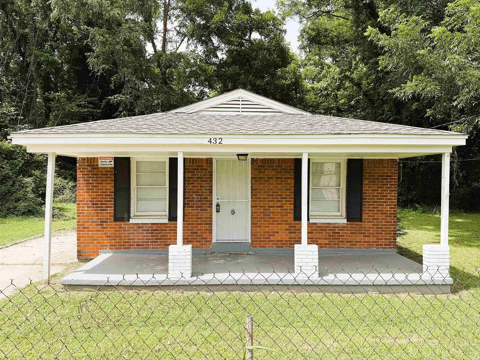 3 bed, 1.0 bath, 1041 sqft, $1,000 — Photo 2