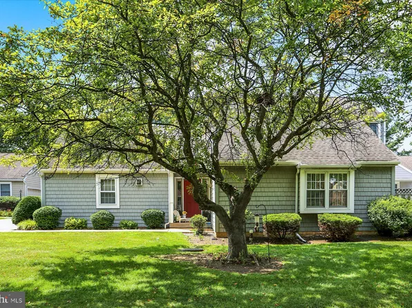 1037 Hillview Ln, Hershey, PA 17033