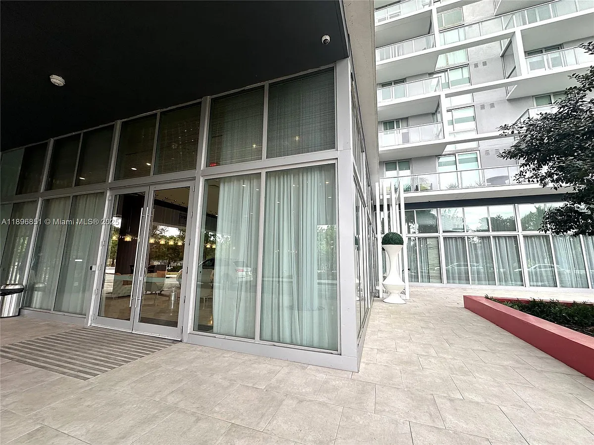 Building Photo - 2000 Metropica Way #1401