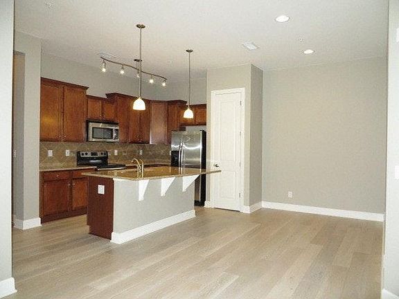 Kitchen & Dining