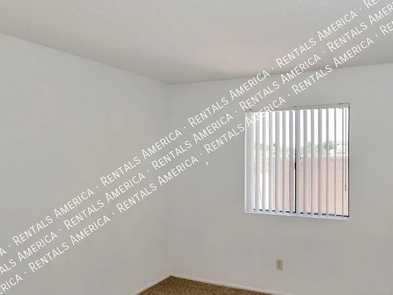 1366 N Riverview Blvd — Photo 3