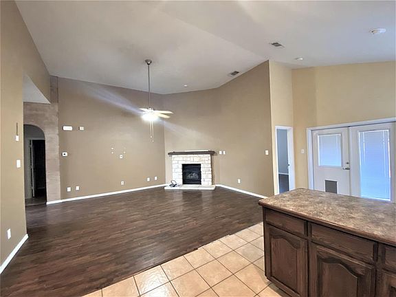 3rd image of 4013 Petersburg Dr