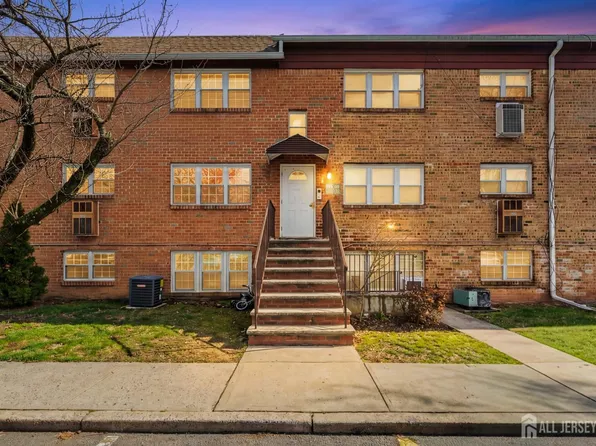 450 College Dr, Edison, NJ 08817