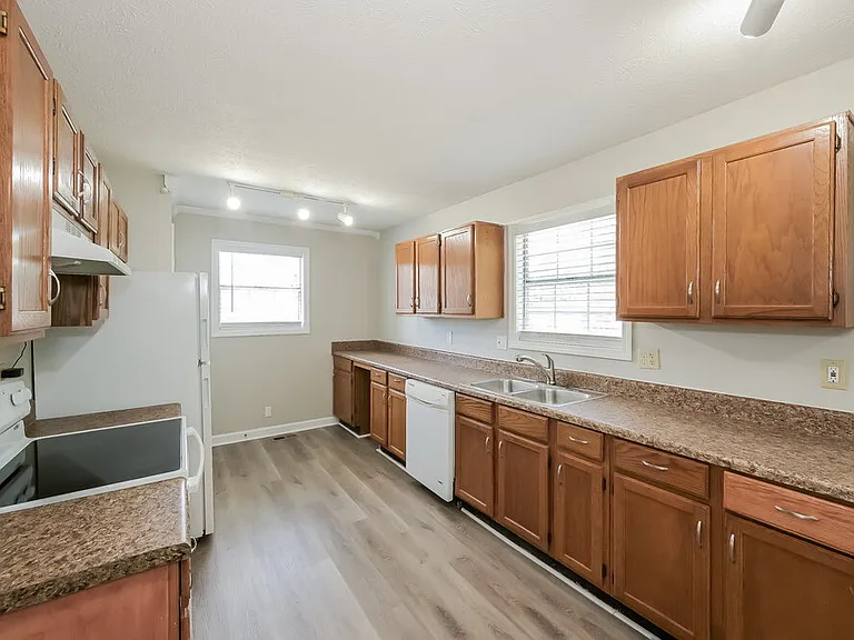 121 Lee Ct — Photo 8