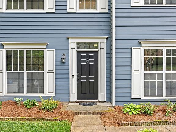 3rd image of 3213 Crescent Knoll Dr