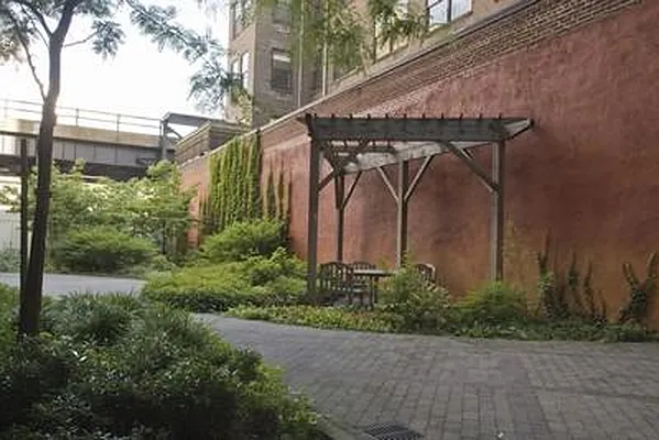 Rented by Bank Neary | media 29