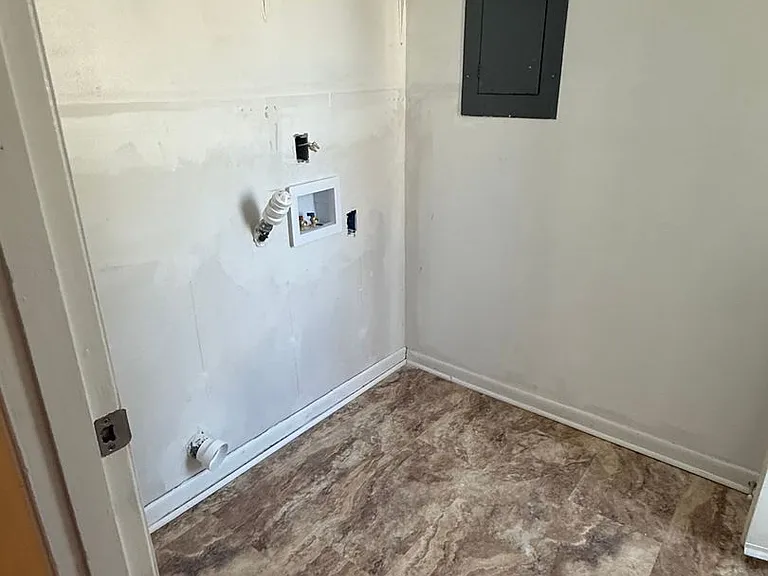 101-103 N Redwood Ln — Photo 4