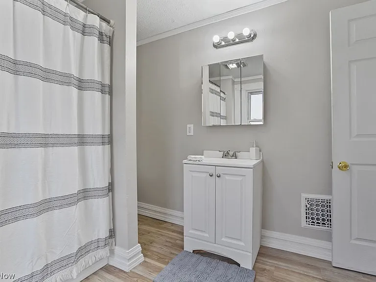8210 Dorver Ave — Photo 12