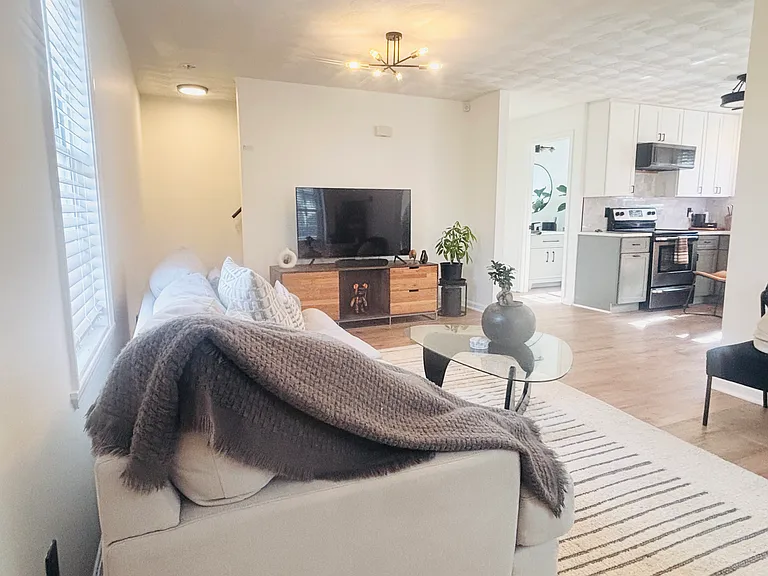 18 Amsterdam St #18 — Photo 3