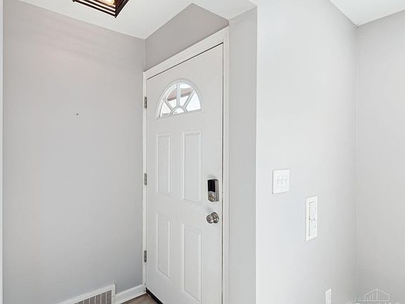 4th image of 2712 Lawndale Ave