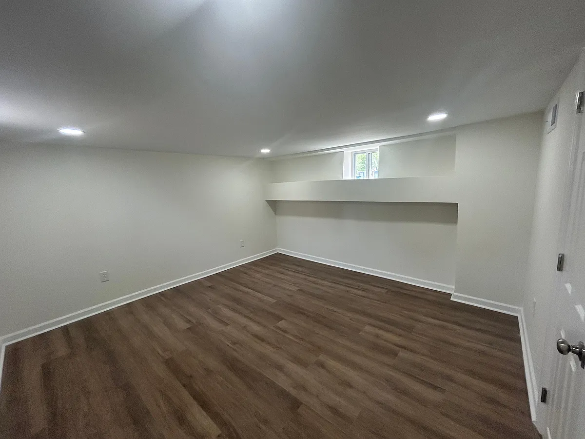 Building Photo - 406 Elm St NW #1