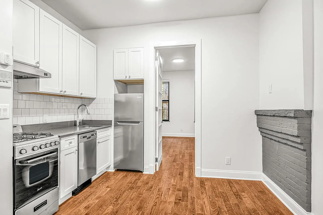 1420 Third Avenue — Photo 3