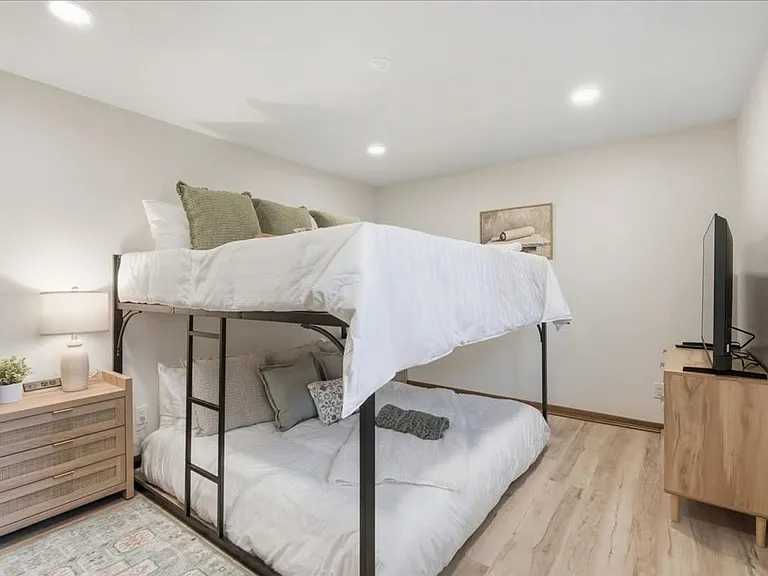767 Mallalieu Dr — Photo 16