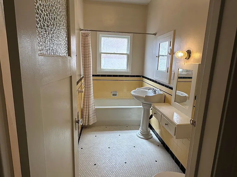 1340 E Harvard St — Photo 19