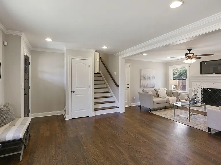 220 Mansell Cir — Photo 4
