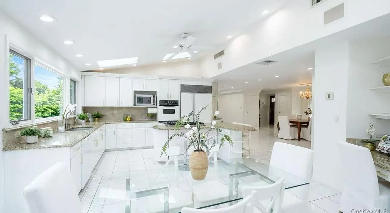 4 bed, 2.5 bath, 2384 sqft, $6,500 — Photo 3