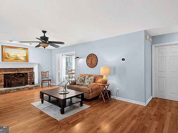 5th image of 213 Kipling Dr