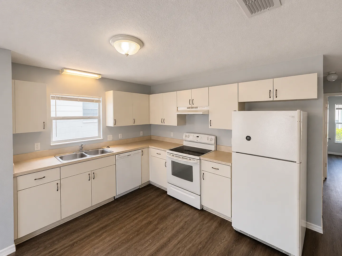 Spacious 2BR/1BA Duplex with Vaulted Ceilings & Bonus Space! — Photo 3