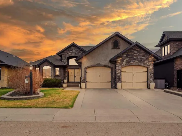68 N Oakwood Close, Red Deer, AB T4P 0C5