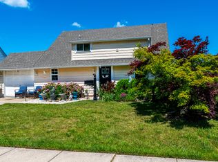 21 Inlet Rd, Levittown, PA 19057