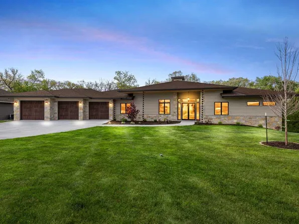 215 N Ridge Pl, Kalona, IA 52247