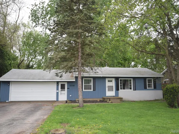 226 McFarland St, Grand Blanc, MI 48439