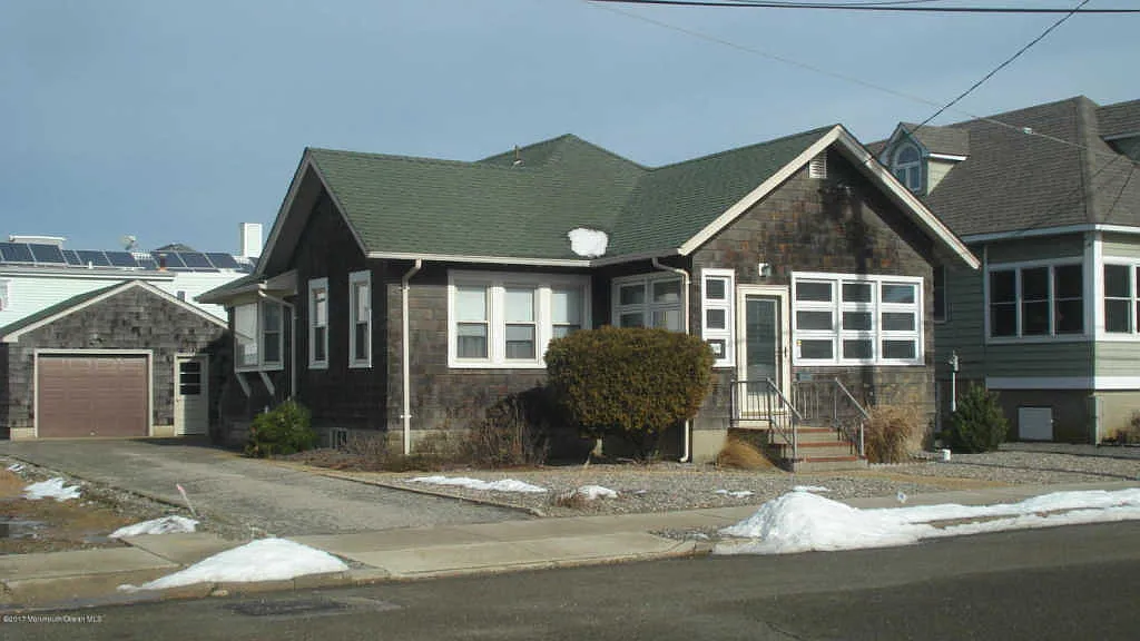 24 J St photo 1