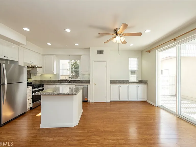 218 Kensington Park — Photo 7