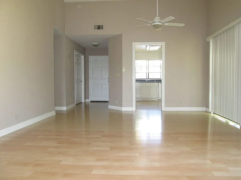 927 Lobelia Ln — Photo 7