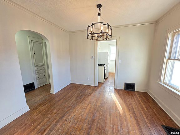 5th image of 112 Arnold Ave