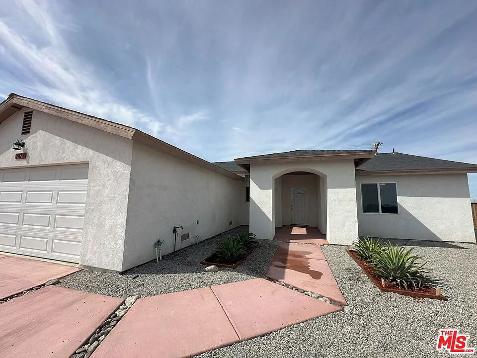 3 bed, 2.0 bath, 1565 sqft, $2,200 — Photo 2