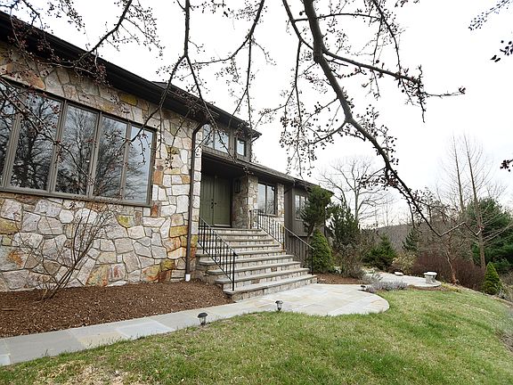 2nd image of 13 Amalfi Dr