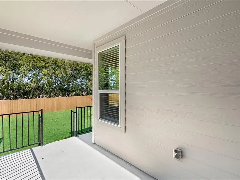 1012 Paddock Ln — Photo 11