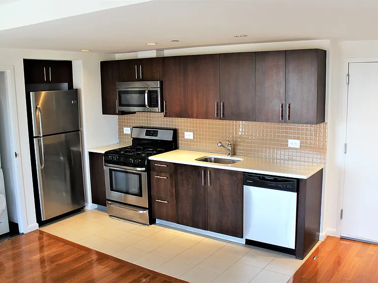 2638 21st St #11D — Photo 2