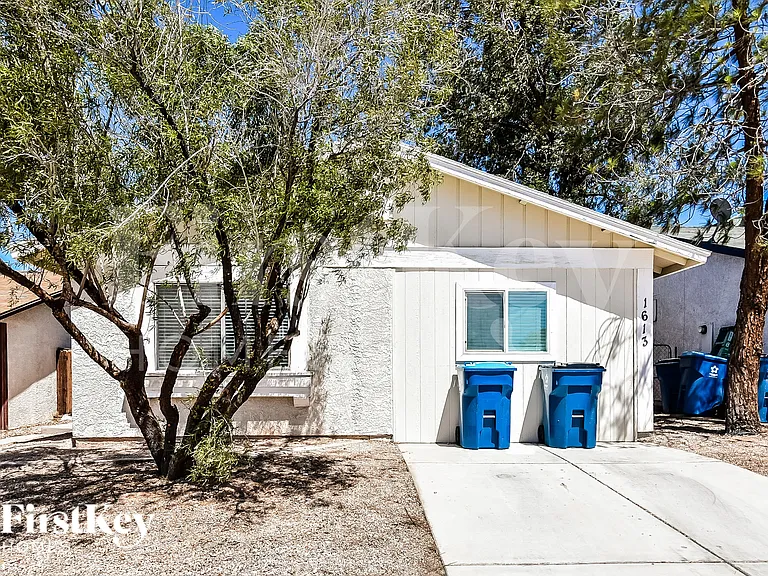 1613 Amboy Dr — Photo 1