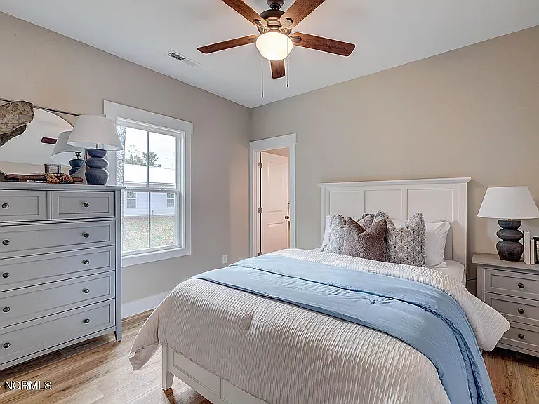 115 Jordan Ln — Photo 11