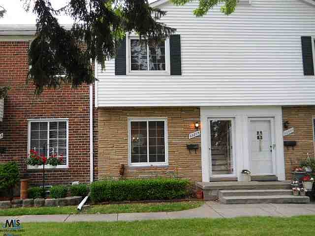1st image of 22805 Lakeshore Dr
