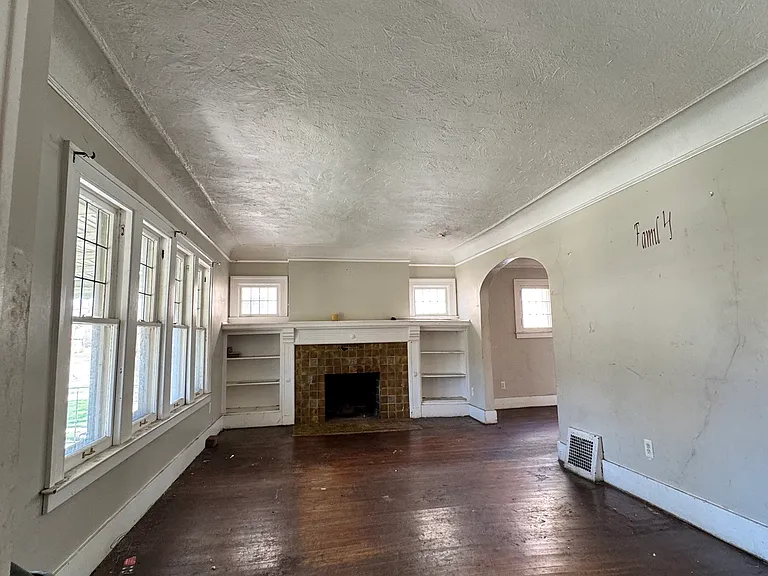 4376 Kensington Ave — Photo 3