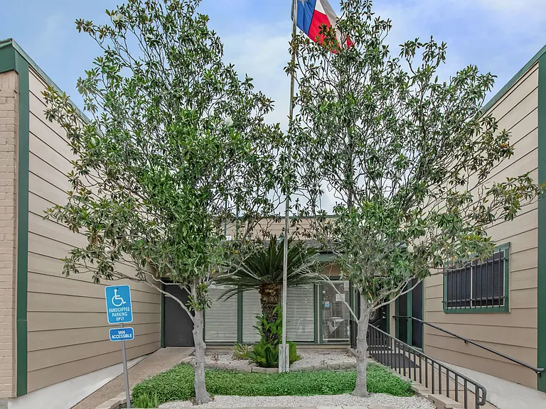 Twin Oaks — Photo 9