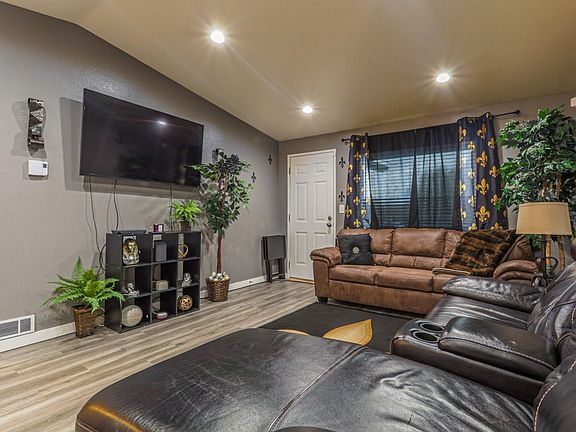 4th image of 447 NE Ellis Way #201