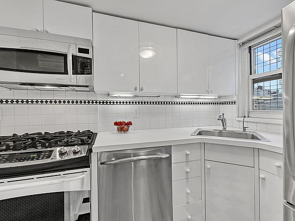 4th image of 153 E 57th St APT 21B