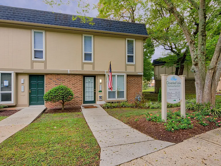 Cloverleaf Lake Townhouse Apartments — Photo 19