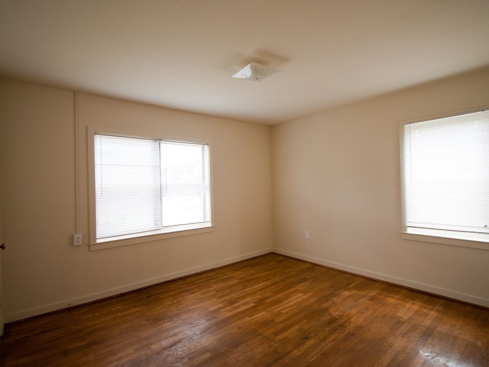 2nd image of 3005 Parkridge Dr