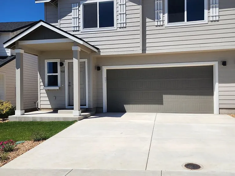 918 SE Starview Ave — Photo 1