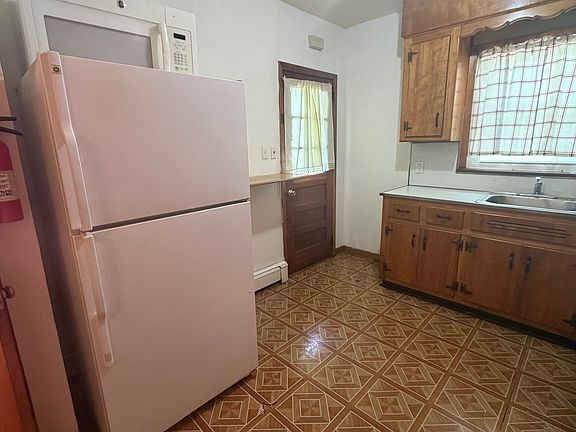 4th image of 312 Davis Ave Floor 2