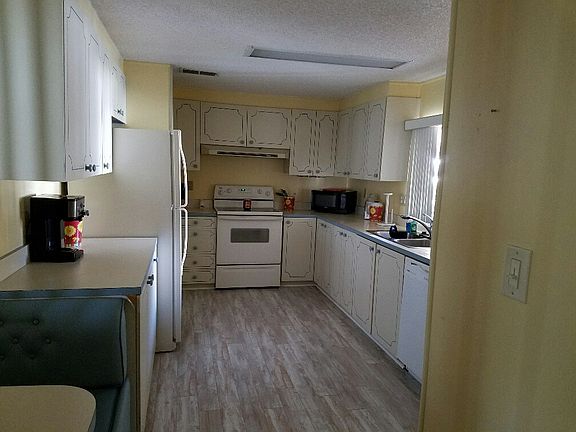 3rd image of 102 Oakridge Dr