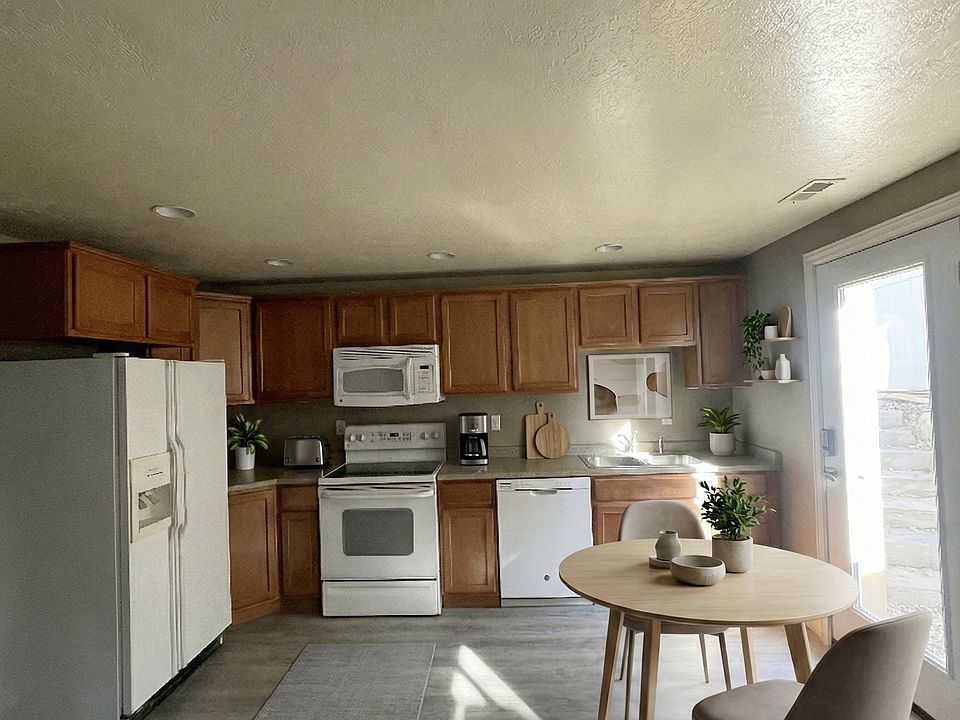 1st image of 404 W Cinnamon Cir