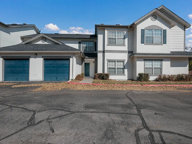 Castle Hills Townhomes — Photo 14