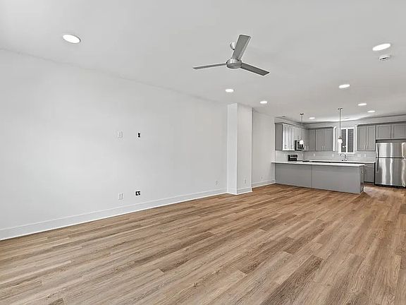 4th image of 704 N Dupont Ave #307